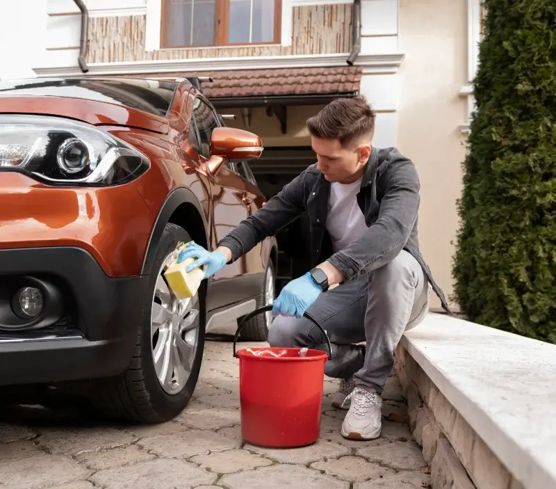 Lavage auto à domicile Chamoux-sur-Gelon : professionnel intervenant sur un véhicule
